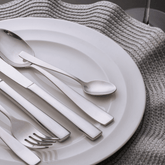 colher para café na mesa posta, faqueiro e talheres na mesa posta